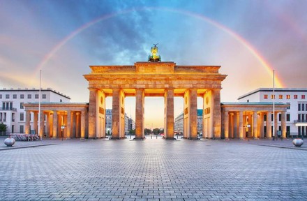 Das Brandenburger Tor in Berlin unter einem Regenbogen