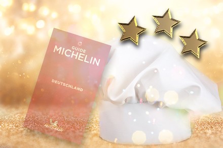 Eine Kochmütze neben einem Michelin-Führer