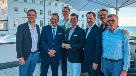 v.l.n.r.: Dominik G.Reiner (Mandarin Oriental, Munich), Thies C.Bruhn (Grand Hotel Heiligendamm), Georg Plesser (Excelsior Hotel Ernst), Ingo C. Peters (Fairmont Hotel Vier Jahreszeiten), Christian Siegling (Severin*s Resort & Spa), Cyrus Heydarian (Breidenbacher Hof) und Ehrenmitglied Karl Nüser. (Foto: © Selektion Deutscher Luxushotels)