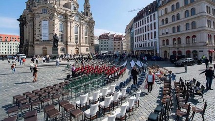 Ein Platz voller leere Stühle