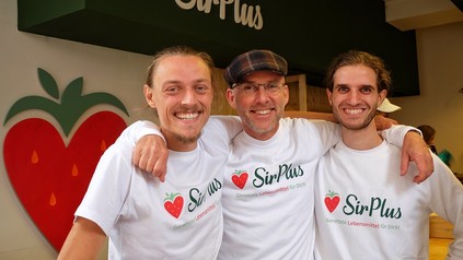 Raphael Fellmer, Alexander Piutti und Martin Schott verkaufen in ihrem Supermarkt "Sir Plus" Lebensmittel, die andere Discounter wegwerfen. (Foto: Sir Plus)