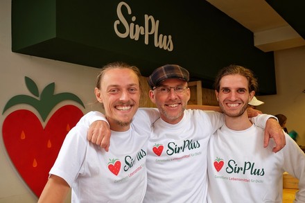 Raphael Fellmer, Alexander Piutti und Martin Schott verkaufen in ihrem Supermarkt „Sir Plus“ Lebensmittel, die andere Discounter wegwerfen. (Foto: Sir Plus)