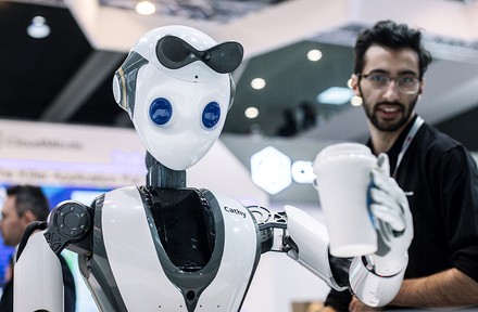 Der humanoide Roboter XR-1 serviert einen Drink.