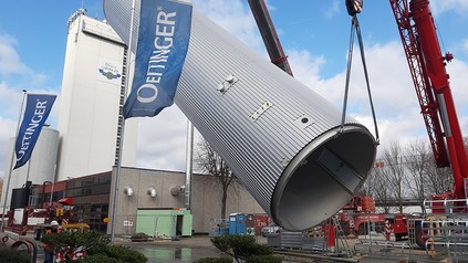 Oettinger Brauerei beim Aufstellen der Drucktanks