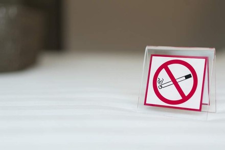 Bundesbürger sind mit dem Nichtraucherschutz in Gaststätten zufrieden. (Foto: © tatomm/fotolia)