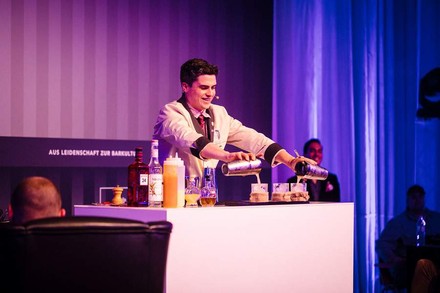 Paul Thompson ist „Deutscher Cocktail Meister 2017“. (Foto: © Deutsche Barkeeper-Union e.V.)