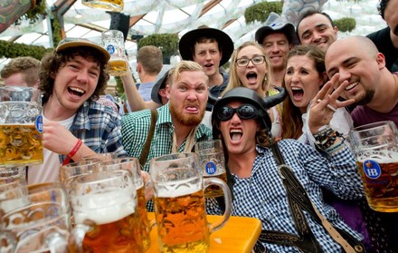 Wiesnbesucher feiern am 19.09.2015 in einem Bierzelt auf dem Oktoberfest in München. (Foto: © dpa)