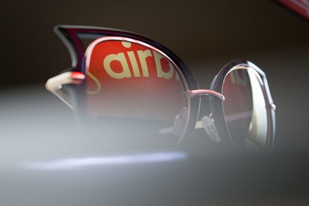 Das Logo von airbnb spiegelt sich in einer Brille