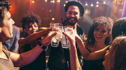 Freunde stoßen mit einem Drink an