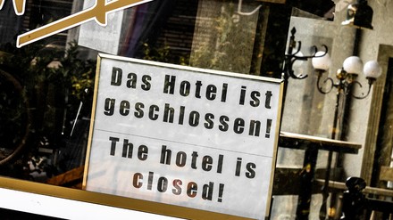 Hotel-geschlossen-Schild