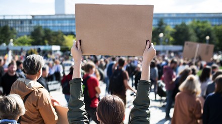 Demonstanten mit Schildern