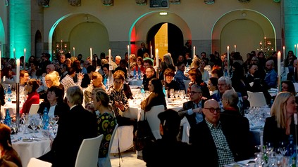 Viele Menschen bei einem romantischen Abenddinner