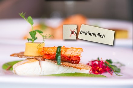 Ein Sternegericht und ein Schild mit der Aufschrift (Un)bekömmlich