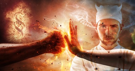 Mann wehrt brennende Faust mit seiner Hand ab