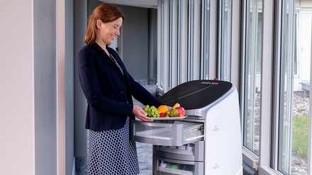 Gekühlte Getränke, Snacks, Hygieneartikel oder andere Produkte finden in den großen Schubladen des Roboters Platz und können vom Gast einfach entnommen werden.