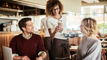 Mann und Frau werden im Restaurant bedient