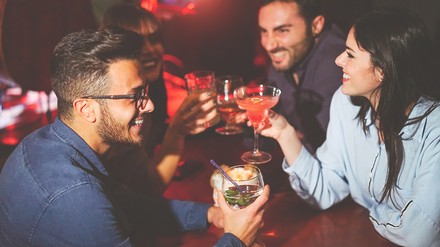 Freunde genehmigen sich in einer Bar oder in einem Club ein paar Drinks