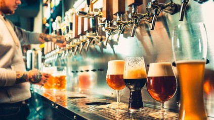 Kellner schenkt verschiedene Biere ein