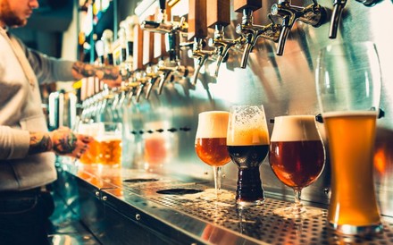 Kellner schenkt verschiedene Biere ein