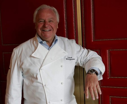 Eckart Witzigmann freut sich gemeinsam mit Hermann Barreis über den verliehenen Rumohrring. (Foto: © dpa)