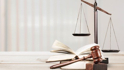 Richterhammer, Waage und Gesetzbuch