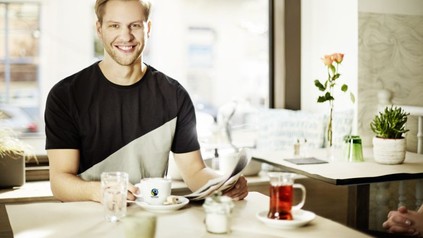 Mann in Café
