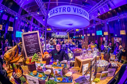 Eine gut Besuchte Messehalle