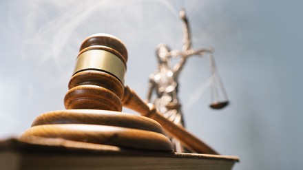 Richterhammer und Justitia