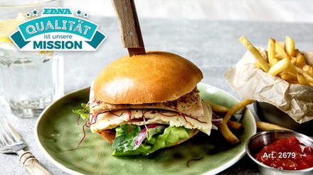 Burger mit Pommes und Ketchup