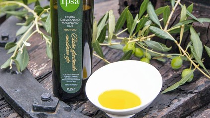 Flasche und Schale mit Olivenöl