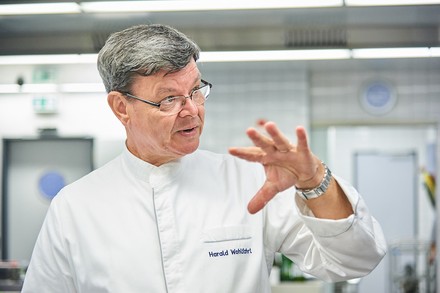 Auch Spitzenkoch Harald Wohlfahrt ist bei der Nestlé Professional Academy 2019 mit am Start. (© Nestlé Professional)
Spitzenkoch Harald Wohlfahrt