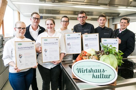 Siegerbild mit zwei der Juroren: Tamara Zsifkovits, Harald Pollak, Julia Streng, Lukas Bruckner, Kevin Pessl und Alexander Wally und Christoph Madl