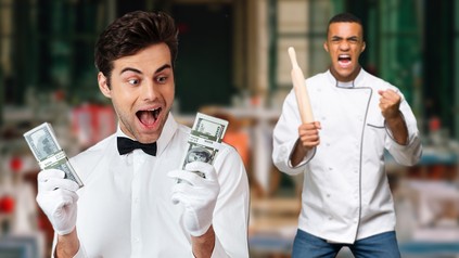 Kellner sieht freudig auf sein Trinkgeld, Koch im Hintergrund regt sich darüber auf