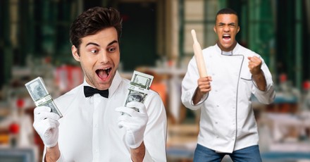 Kellner sieht freudig auf sein Trinkgeld, Koch im Hintergrund regt sich darüber auf