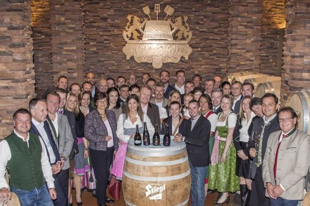 Die frisch gebackenen Bierwirte 2018 mit Stiegl-Eigentümerfamilie Kiener und den Stiegl-Bierversilberern im brauereieigenen Fassreifekeller