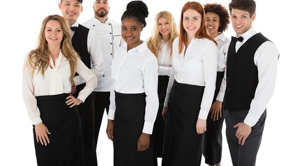 Eine Gruppe junger Hotelangestellter