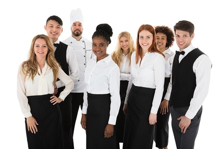 Eine Gruppe junger Hotelangestellter