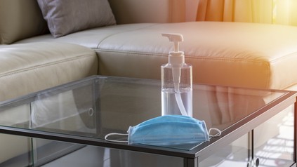 Ein Desinfektionsmittel im Hotelzimmer