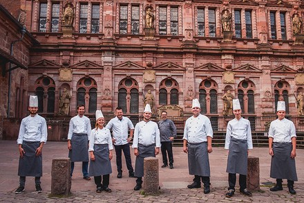 Eine Handvoll junger Azubis vor dem Heidelberger Schloss