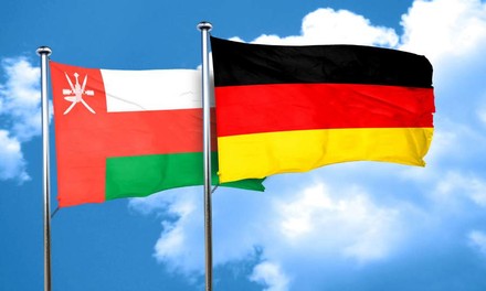 Die Fahnen von Deutschland und Oman wehen im Wind