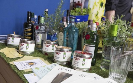 verschiedene Ginflaschen