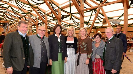 V.l.n.r. Lorenz Stiftl, Zum Stiftl und Sprecher „Kleinen Wiesnzelte“, Toni Roiderer, Hacker Festzelt und Sprecher „Großen Wiesnzelte“, bayerische Wirtschaftsministerin Ilse Aigner, bayerische Umweltministerin Ulrike Scharf, Präsidentin des Bayerischen Hotel- und Gaststättenverbandes DEHOGA Bayern Angela Inselkammer sowie Christine und Anton Winklhofer, Festzelt Tradition auf der Oiden Wiesn.