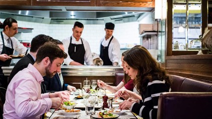 Viele Menschen ziehen einen Besuch im Hotel-Restaurant nicht in Betracht. (Foto: © obs/Bookatable GmbH & Co.KG/Paul Winch-Furness)