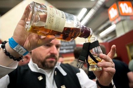 Ein Barkeeper, der einen Whisky ausschenkt