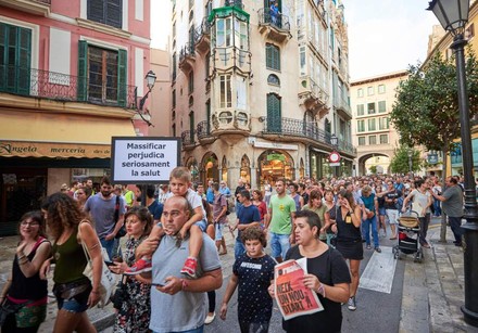 Teilnehmer einer Großdemonstration auf Mallorca gegen den Masentourismus. (Foto: © dpa)