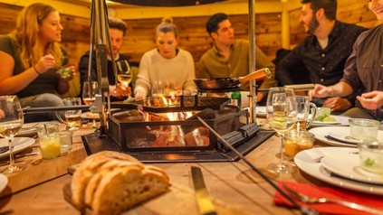 Grill auf Tisch mit diversen Speisen