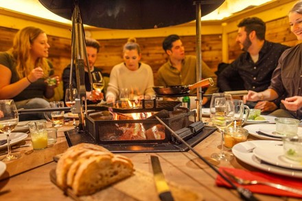 In den 13 Hütten können Grillmeister ihr Können unter Beweis stellen und selbst die Menüs zubereiten, die fix und fertig mit Saucen und Beilagen in die kleinen Chalets geliefert werden. (© Feuerdorf)
Grill auf Tisch mit diversen Speisen
