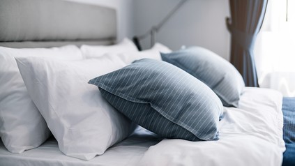leeres Hotelbett