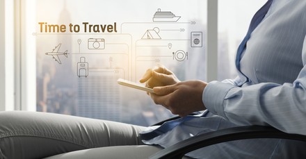 Frau bucht Urlaub mit Smartphone