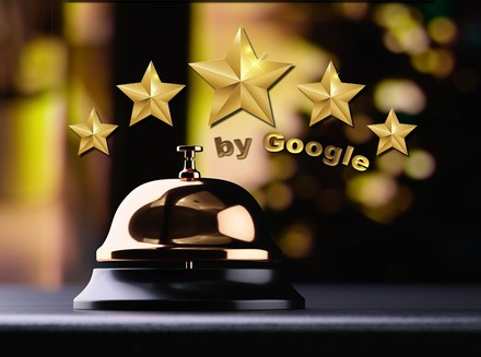 Eine Rezeptionsklingel, darüber fünf Hotelsterne, gefolt von Schriftzug „By Google“